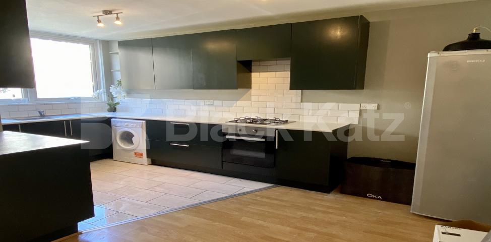 			LET , 4 Bedroom, 1 bath, 1 reception House			 Cottage Grove, Clapham North